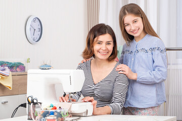 Obraz premium Novice tailor learning from her master art of making templates for sewing