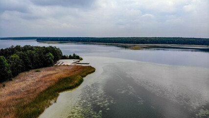 Fototapeta premium Jezioro Powidzkie, jezioro polodowcowe typu rynnowego na Pojezierzu Gnieźnieńskim