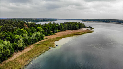 Jezioro Powidzkie, jezioro polodowcowe typu rynnowego na Pojezierzu Gnieźnieńskim © Franciszek