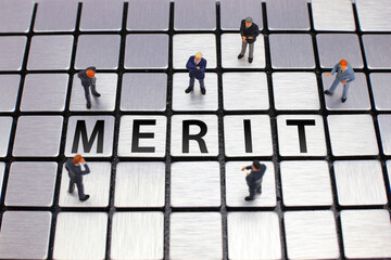 シルバープレート上でメリットについて議論する男達