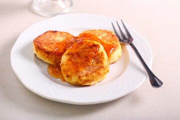 Cottage cheese fritters with jam
