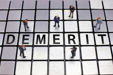 ミラープレート上でデメリットについて議論する男達