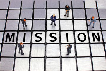 ミラープレート上でミッションについて議論する男達