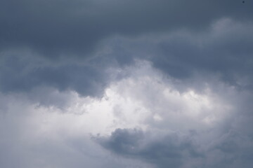 Fototapeta na wymiar Ciel orageux avec des nuages noirs