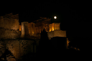 Obraz premium Full moon over Acropolis in Athens at a summer night