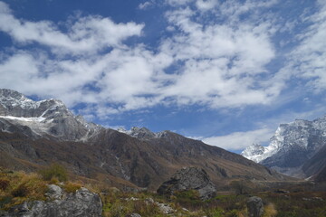 Fototapeta na wymiar Snow-capped mountains with clear blue skies.