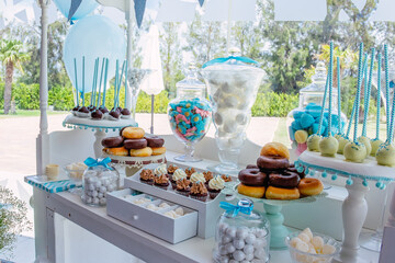White candy bar to celebrate a sweet and fun party