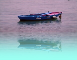 Vecchia barca da pesca riflessa in mare  