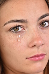 Jeune femme brisée par son conjoint