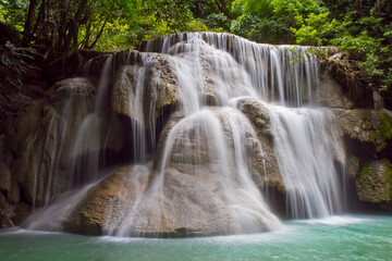 Fototapeta premium Wodospad Huay Mae Kamin w Tajlandii