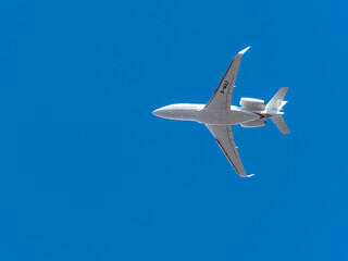 青空を飛ぶビジネスジェット。