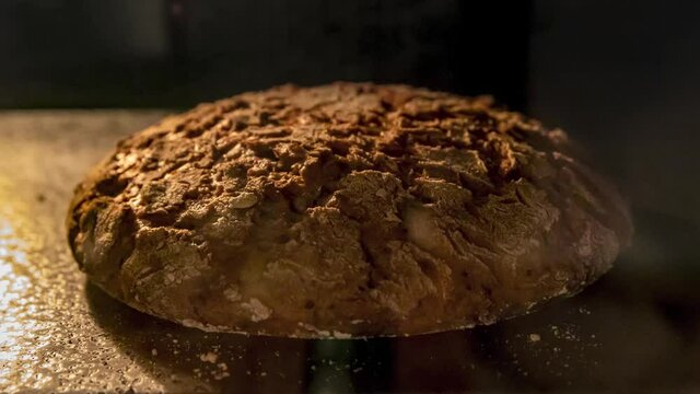 Zeitraffer Aufnahme beim Backen eines Brotes