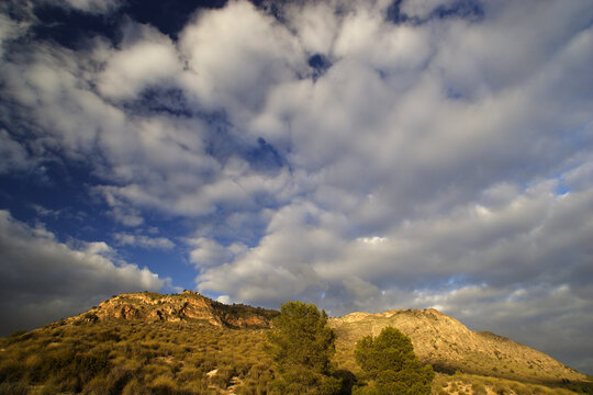 Estratoc&uacute;mulos sobre la Sierra de la Palera al atardecer. Cieza-Murcia-Espa&ntilde;a.
