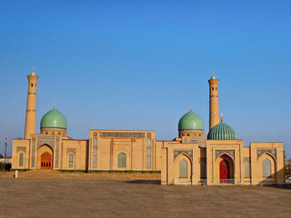 Obraz premium Ensemble of Hazrati Imam, featuring Cathedral mosque of Hazrati Imam and its minarets, and medieval madrasah of Muyi Muborak, keeping Hair of Prophet and ancient Quran of Usman, Tashkent, Uzbekistan