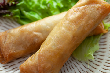 油で揚げた春巻き