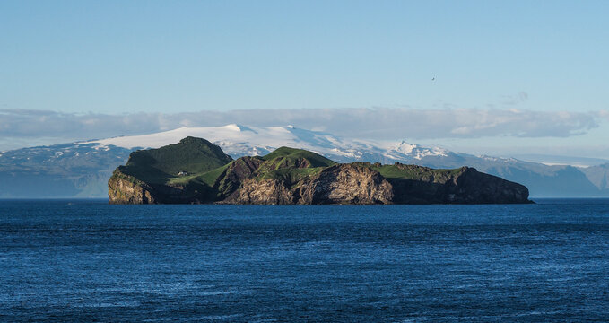 Blick von der Hafeneinfahrt von Vestmannaeyjar auf die Insel  Ellidaey und Island