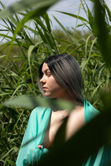 Fototapeta premium Frau in der Natur mit Plastik