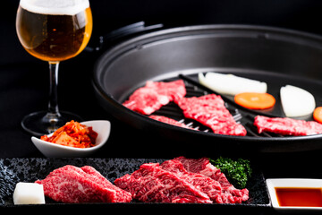 ビールとともに国産和牛で焼肉を楽しむ：グルメイメージ