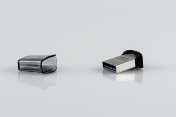 USB 3.0 Speicherstick 16GB mit nebenliegender Kappe auf hellem Untergrund