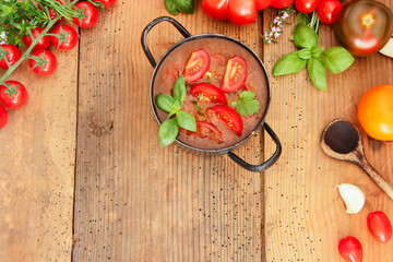 Tomatengemüse Tomatensuppe Tomatensugo Ragout selber kochen Topf Tisch