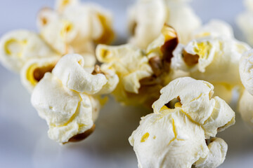 Aufgepoptes Popkorn auf hellem Untergrund