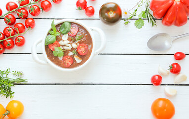 Tomatensuppe Suppe Tomate Tomaten Tisch Brett overhead
