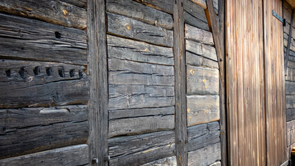 Holzwand mit Tor aus altem verwitterten Holz © HK Fotografie