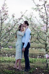 Naklejka premium guy kisses a sincere girl on a walk