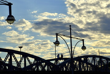 Blaue Brücke in Freiburg am Abend