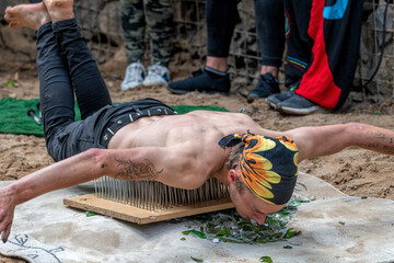 Fakir liegend auf Nagelbrett