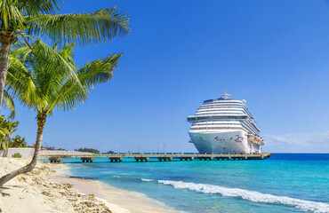 Luxury cruise ship in port on sunny day - obrazy, fototapety, plakaty