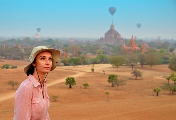 Fototapeta premium woman in Bagan during sunshine