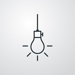Icono plano lineal bombilla encendida colgando de un cable en fondo gris