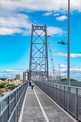 Restaurada a Ponte Hercílio Luz da cidade de Florianópolis,  caminho para perdestes e ciclovia 