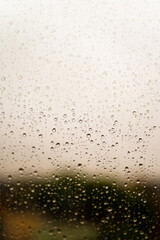 krople deszczu na oknie