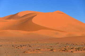 SAHARA DESERT DUNES IN TASSILI NATIONAL PARK IN ALGERIA