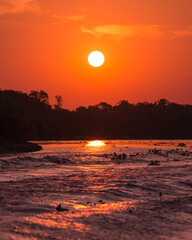 Põr-do-sol no Rio Cuiabá, Pantanal Mato-Grossense, Brasil.