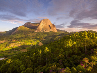 Vista aérea de um entardecer em Pedra Azul, Domingos Martins, Estado do Espírito Santo, Brasil.