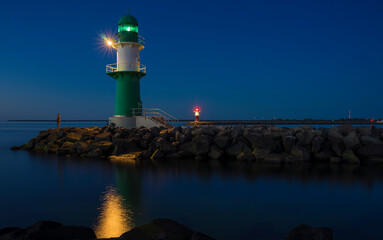 Obraz premium starboard pier lighthouse in a harbor