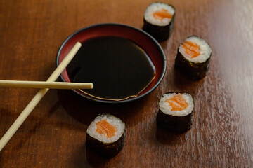 Sushi ossomaki acompanhado de shoyu e hashi