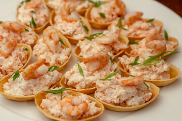 Prato com barquinhas de camarão batido com cream cheese