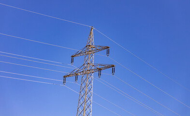 Strommast, Stromkabel, Blauer Himmel