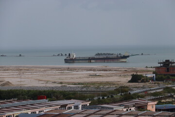 Bateau cargo dans le port de Malacca, Malaisie