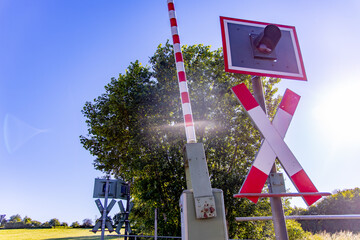 Bahnübergang, Bahnschranke am Zuggleiß in Deutschland