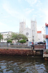 Eglise au bord du canal à Malacca, Malaisie