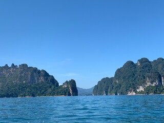 Naklejka premium sea and mountains