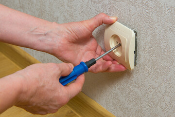 Repair the electrical outlet