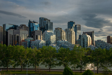 Fototapeta na wymiar View of Calgary's skyline on a warm spring evening. 