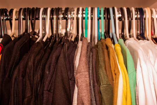 Vamos organizar as roupas no arm&aacute;rio 