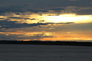 Naklejka premium Skies over water